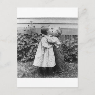 Ze krijgt de penny, hij krijgt de kus briefkaart