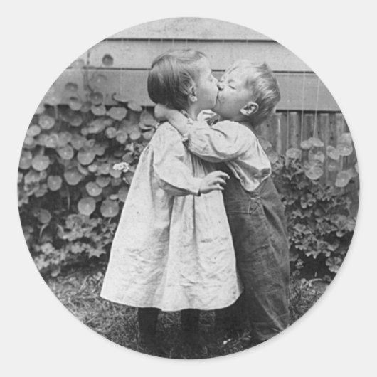 Ze krijgt de penny, hij krijgt de kus ronde sticker (Voorkant)