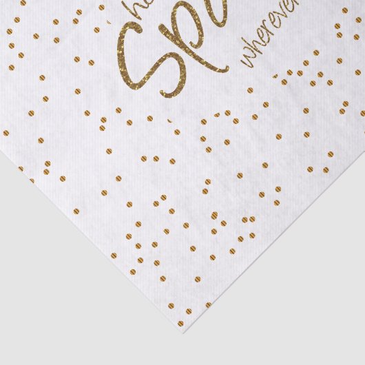 Ze laat een klein gouddesign achter tissuepapier (Detail)