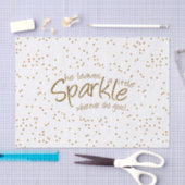 Ze laat een klein gouddesign achter tissuepapier (Craft)