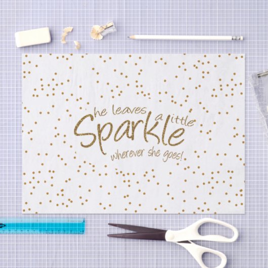 Ze laat een klein gouddesign achter tissuepapier (Craft)