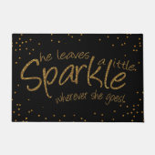 Ze laat een kleine mug achter deurmat (Voorkant)