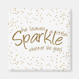 Ze laat een kleine mug achter magneet