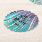 Ze laat een kleine penseelpenselen achter en glitt kartonnen onderzetters (Gekanteld)