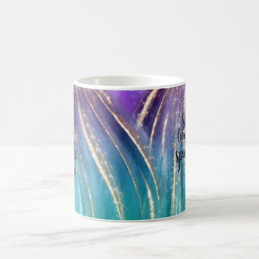 Ze laat een kleine penseelpenselen achter en glitt koffiemok (Center)