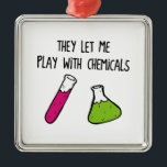 Ze laten me spelen met chemicaliën metalen ornament<br><div class="desc">Geloof het of niet,  ze laten me spelen met gevaarlijke en vluchtige chemicaliën.  Ze laten gewoon iedereen die tegenwoordig chemisch is.   eng... Ik bedoel  GEWELDIGE</div>