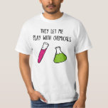 Ze laten me spelen met chemicaliën t-shirt<br><div class="desc">Geloof het of niet,  ze laten me spelen met gevaarlijke en vluchtige chemicaliën.  Ze laten gewoon iedereen die tegenwoordig chemisch is.   eng... Ik bedoel  GEWELDIGE</div>
