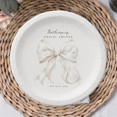 Ze legt de knoop in de witte boog papieren bordje