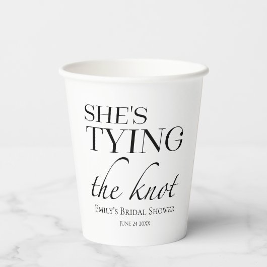 Ze legt de knoop vast | Zwart-wit Vrijgezellenfees Papieren Bekers (Achterkant)