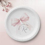 Ze legt het knoop Vrijgezellenfeest vast Papieren Bordje<br><div class="desc">De "She's Tying the Knot Vrijgezellenfeest Paper Borden" zijn een prachtig gemaakt accessoire dat perfect de opwinding en vreugde van de speciale gelegenheid omvat. Deze borden combineren moderne verfijning met tijdloze romance, waardoor de sfeer van de viering wordt verbeterd. Centraal in het ontwerp staat een romantische strik, die het thema...</div>