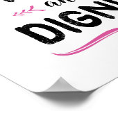 Ze loopt met een scherpte- en waardenkunst-afdrukk poster (Hoek)