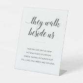 Ze lopen naast ons gedicht huwelijk. reclamebord met voetstuk (Voorkant)