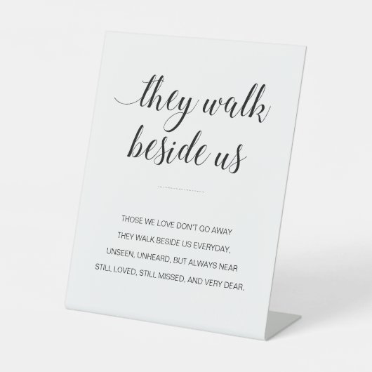 Ze lopen naast ons gedicht huwelijk. reclamebord met voetstuk (Voorkant)