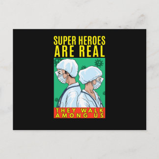 Ze lopen tussen ons briefkaart