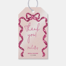 Ze maakt een chic roze lint vast dank je cadeaulabel