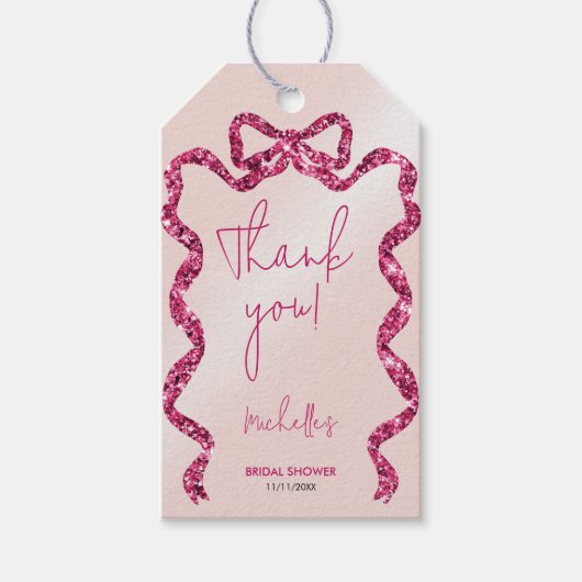 Ze maakt een chic roze lint vast dank je cadeaulabel (Voorkant)