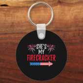 Ze mijn Firecracker 4 juli USA Patriotic Coup Sleutelhanger (Voorkant)