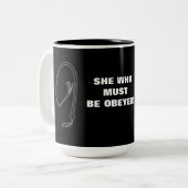 ZE MOET BEHOORD ZIJN! TWEEKLEURIGE KOFFIEMOK (Voorkant links)