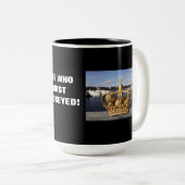 ZE MOET BEHOORD ZIJN! TWEEKLEURIGE KOFFIEMOK (Voorkant rechts)