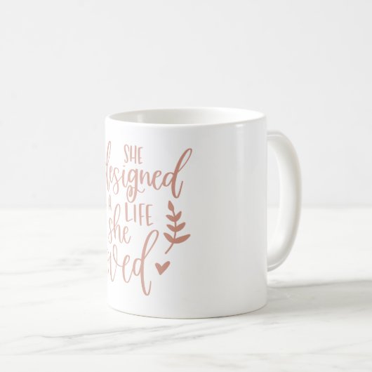 Ze ontwierp een leven dat ze van roze blush hield koffiemok (Voorkant rechts)