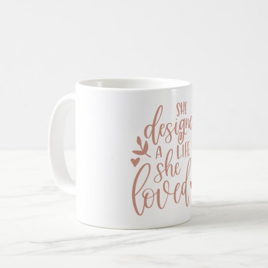 Ze ontwierp een leven dat ze van roze blush hield koffiemok (Voorkant links)