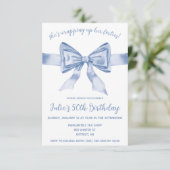 Ze pakt haar veertig in! Blue Bow Verjaardag Kaart (Staand voorkant)