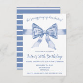 Ze pakt haar veertig in! Blue Bow Verjaardag Kaart (Voorkant / Achterkant)