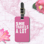 Ze reist veel, Pink Bagagelabel<br><div class="desc">Leuk en vrouwelijk typografisch ontwerp met vette witte tekst 'SHE TRAVELS A LOT' in een roze-label, en met extra informatie aan de achterkant... voor een vrouw die altijd op reis is. Een bagagelabel met een naam is belangrijk om verschillende praktische redenen tijdens het reizen. Ten eerste dient het als een...</div>