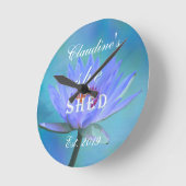 Ze schopte de schelpen van de Blue Water Lily Cloc Ronde Klok (Hoek)