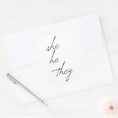 Ze schreef het script voor haar ronde sticker (Envelop)