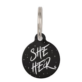 Ze speelt haar voornaamwoorden huisdierpenning