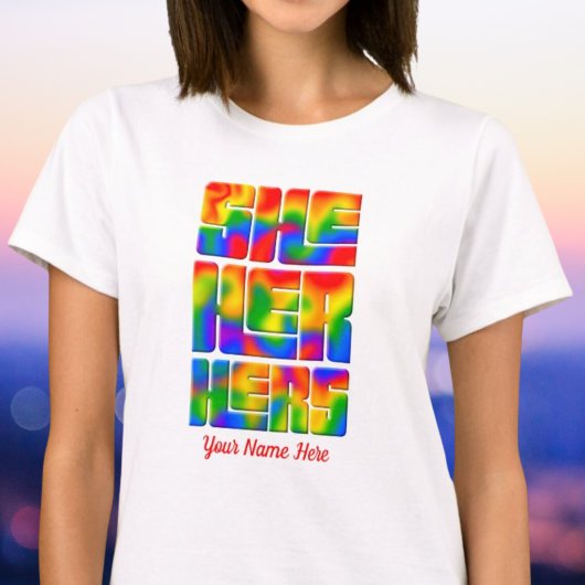 Ze spreekt haar regenboogdas Dye uit T-shirt