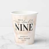 Ze staat op Cloud Nine Heart Script Vrijgezellenfe Papieren Bekers (Voorkant)