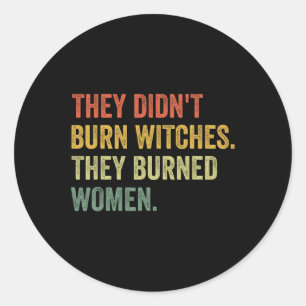 Ze verbrandden geen heksen, ze verbrandden vrouwen ronde sticker