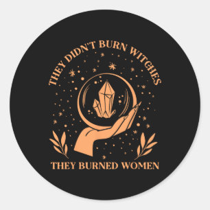 Ze verbrandden geen heksen, ze verbrandden vrouwen ronde sticker