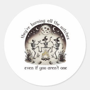 Ze verbranden alle heksen die op hun skelet dansen ronde sticker