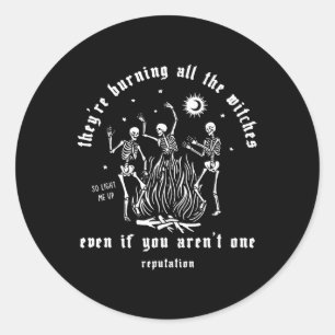 Ze verbranden alle heksen Halloween-skelet Ronde Sticker