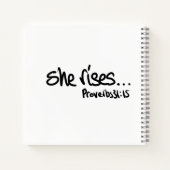 Ze verhoogt Citaat Proverbs 31 Christelijke typogr Notitieboek (Achterkant)