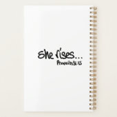 Ze verhoogt Citaat Proverbs 31 Christelijke typogr Planner (Achterkant)