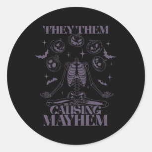 Ze veroorzaken hen Mayhem Skeleton Boho Halloween  Ronde Sticker