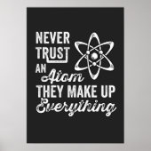 Ze vertrouwen nooit op een Atom, ze maken alles op Poster (Voorkant)