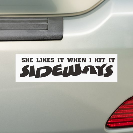 ze vindt het leuk zijwaarts bumpersticker (Op auto)
