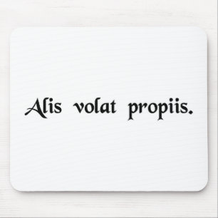 Ze vliegt met haar eigen vleugels muismat