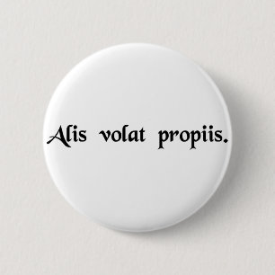 Ze vliegt met haar eigen vleugels ronde button 5,7 cm