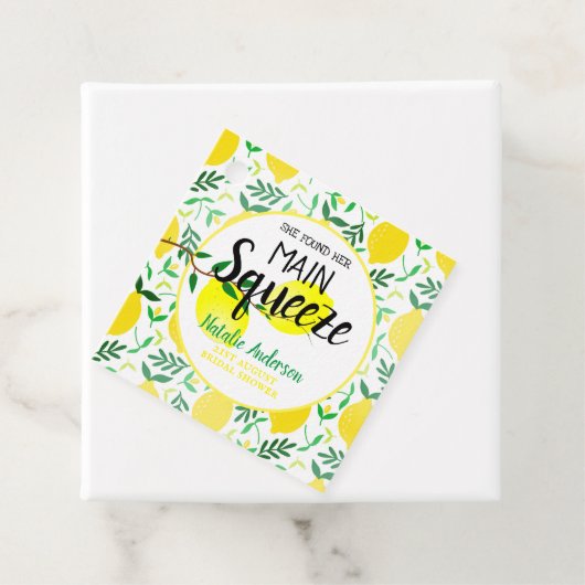 Ze vond haar belangrijkste squeeze gele citroenen  bedankjes labels (In situ)