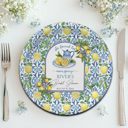 Ze vond haar bruidsfeest met hoofdtak papieren bordje