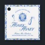 Ze vond haar Honey Blue Griekenland Bachelorette Bedankjes Labels<br><div class="desc">Het "She Found Her Honey Bachelorette" collectie straalt plezier en feest uit met een chique, disco-geïnspireerde sfeer. De suite beschikt over een sprankelende discobal, een champagnefles en illustraties van fluitglas, waardoor de scène wordt gezet voor een glamoureus avondje uit. Omlijst door een speelse patterende rand, nodigt dit collectie gasten uit...</div>