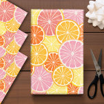 Ze vond haar Vrijgezellenfeest op het hoofdplein Inpakpapier Vel<br><div class="desc">Grillige citrusvruchten in roze,  koraal,  sinaasappel en robijnrode grapefruitkleuren. De handgetekende citrusplakjes zijn in een leuk patroon voor een sappige toevoeging aan een kleurrijke bruiloft douche decoratie.</div>