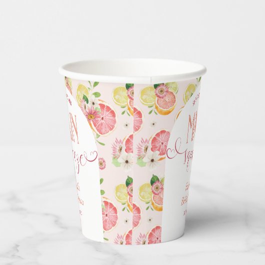 Ze vond haar Vrijgezellenfeest op het hoofdplein Papieren Bekers (Rechts)