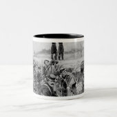 Ze wachtten op het bevel tot aanklacht tweekleurige koffiemok (Center)